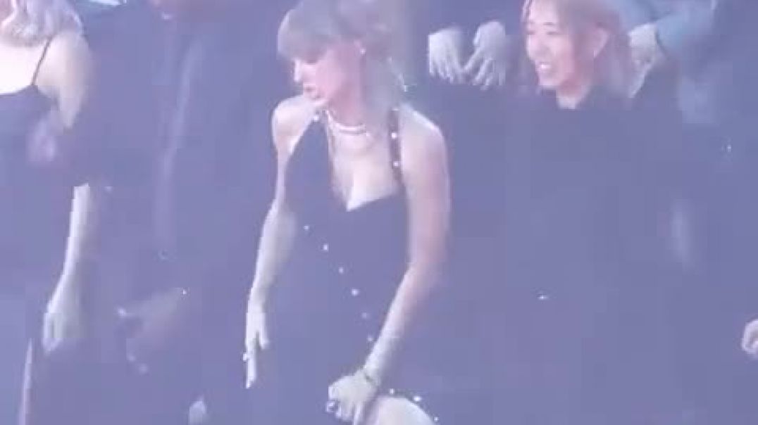 ⁣Taylor Swift Big Tits Dancing Video